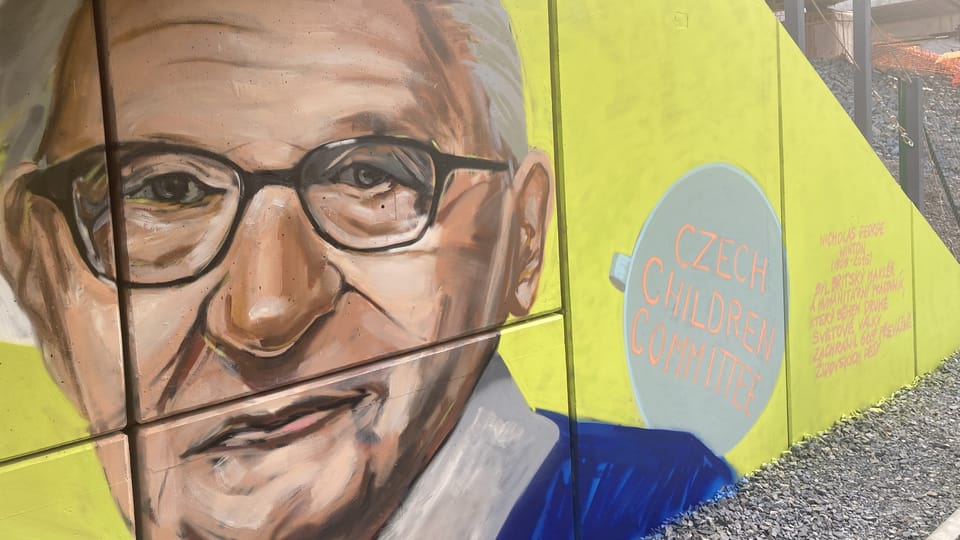 Les portraits de Nicholas Winton ont été conçus par l’artiste Toy-Box sur les murs du premier tunnel sous la voie ferrée | Photo: Alexis Rosenzweig, Radio Prague Int. Les portraits de Nicholas Winton ont été conçus par l’artiste Toy-Box sur les murs du premier tunnel sous la voie ferrée | Photo: Alexis Rosenzweig, Radio Prague Int.