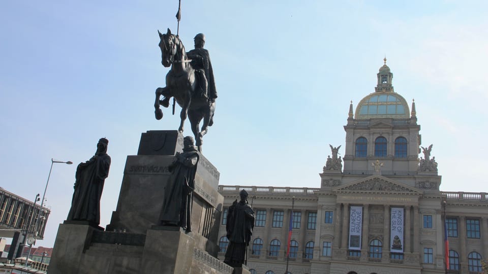 Cette célèbre statue équestre est complétée par quatre autres statues de saints tchèques : sainte Ludmila, saint Procope, saint Adalbert et sainte Agnès | Photo: Barbora Němcová, Radio Prague Int. Cette célèbre statue équestre est complétée par quatre autres statues de saints tchèques : sainte Ludmila, saint Procope, saint Adalbert et sainte Agnès | Photo: Barbora Němcová, Radio Prague Int.