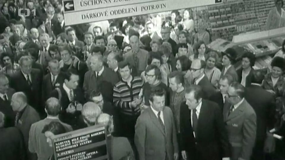L’ouverture du grand magasin Kotva | Photo: Retro,  Obchodní dům Kotva/ČT