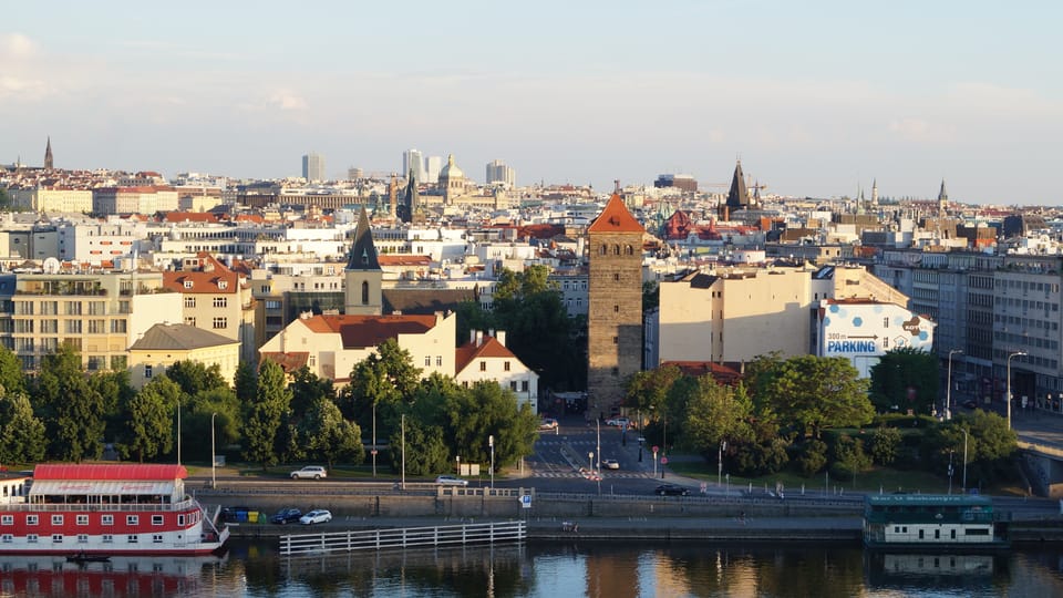 Le château d'eau Novomlýnská n'était pas seulement un réservoir d'eau, mais aussi une tour de guet et un lieu de divertissement. La sédimentation et la régulation de Vltava ont fait que la tour se trouve aujourd'hui à environ 100 m de la rivière. | Photo: Miloš Turek, Radio Prague Int. Le château d'eau Novomlýnská n'était pas seulement un réservoir d'eau, mais aussi une tour de guet et un lieu de divertissement. La sédimentation et la régulation de Vltava ont fait que la tour se trouve aujourd'hui à environ 100 m de la rivière. | Photo: Miloš Turek, Radio Prague Int.