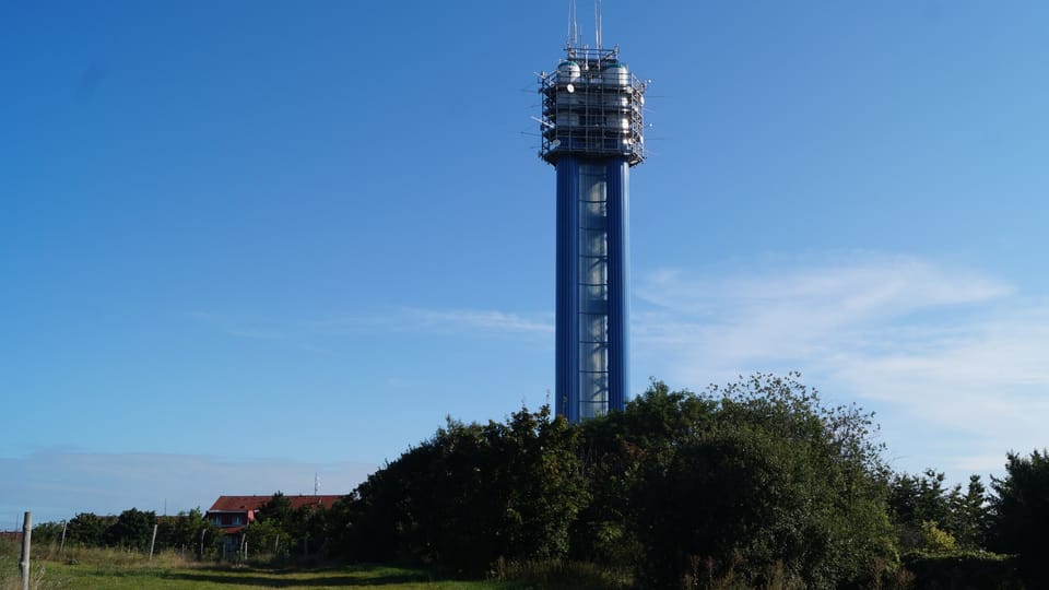 Le château d'eau de Děvín à Radlice n'a pas de réservoir. Les architectes Karel Hubáček et Zdeněk Patrman ont construit un dispositif pour amortir les chocs générés dans les tuyaux du réservoir d'eau de Jesenice. | Photo: Miloš Turek,  Radio Prague Int.