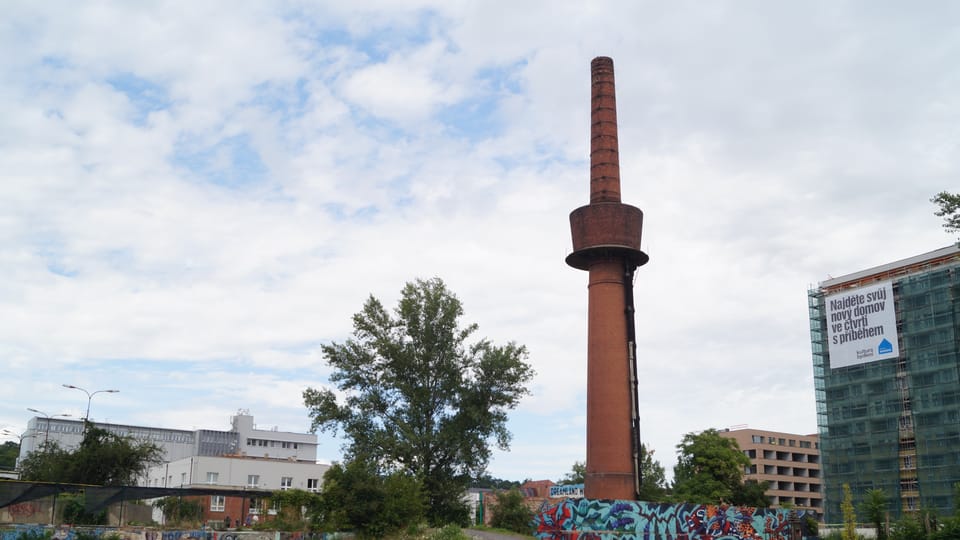 Le château d'eau à cheminée du complexe industriel de Praga est le dernier représentant de ce type de tour à Prague-Vysočany. Son eau était utilisée pour arroser le charbon dans l'entrepôt adjacent. En 2003, il a été déclaré monument culturel. | Photo: Miloš Turek, Radio Prague Int. Le château d'eau à cheminée du complexe industriel de Praga est le dernier représentant de ce type de tour à Prague-Vysočany. Son eau était utilisée pour arroser le charbon dans l'entrepôt adjacent. En 2003, il a été déclaré monument culturel. | Photo: Miloš Turek, Radio Prague Int.