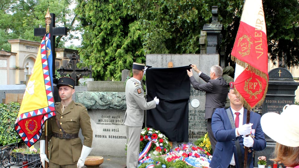 L’hommage officiel au lieutenant Ivan Španiel au cimetière de Vyšehrad | Photo: Archives de Christophe Cheneau L’hommage officiel au lieutenant Ivan Španiel au cimetière de Vyšehrad | Photo: Archives de Christophe Cheneau