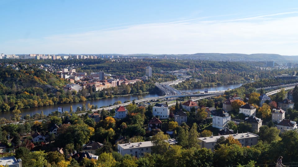 La vue depuis de la colline de Děvín sur Vltava et le pont Barrandov | Photo: Miloš Turek, Radio Prague Int. La vue depuis de la colline de Děvín sur Vltava et le pont Barrandov | Photo: Miloš Turek, Radio Prague Int.