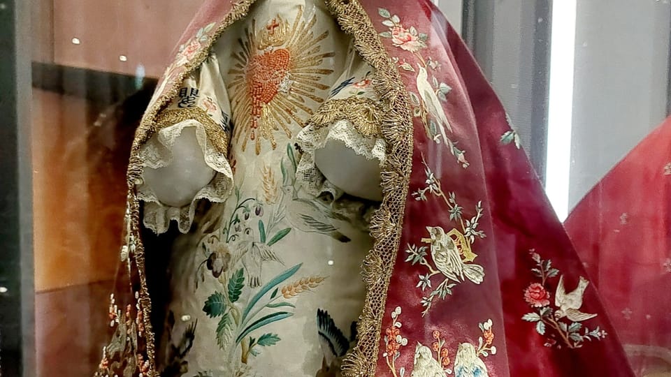 Une robe offerte originaire de Chine | Photo: Paul-Henri Perrain, Radio Prague Int. Une robe offerte originaire de Chine | Photo: Paul-Henri Perrain, Radio Prague Int.