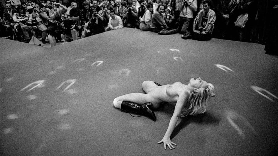 Foire de culture érotique,  Prague,  1996 | Photo: Dana Kyndrová,  Exposition Devadesátky,  Leica Gallery Prague