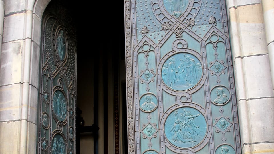 La porte de l’église Saints-Cyrille-et-Méthode | Photo: Kristýna Maková, Praha křížem krážem La porte de l’église Saints-Cyrille-et-Méthode | Photo: Kristýna Maková, Praha křížem krážem