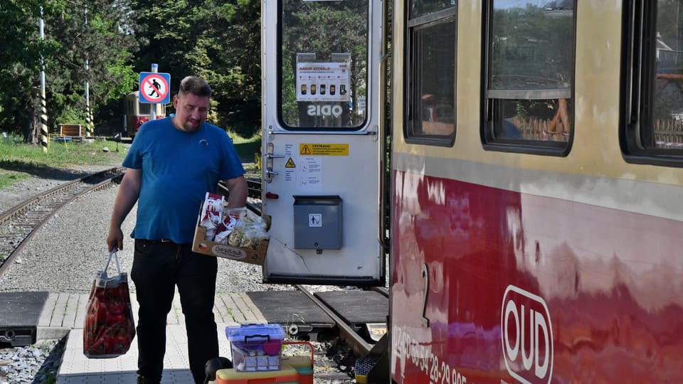 Le  steward s'apprête à proposer une sélection de rafraîchissements à bord du train de ligne | Photo: Břetislav Tureček,  Radio Prague Int.