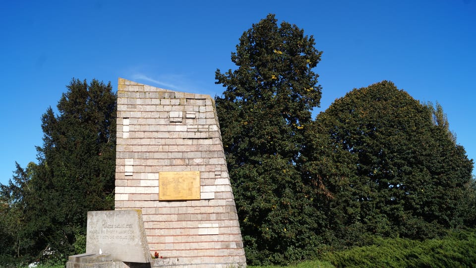 Au niveau de la voie d’accès au pont, côté Lahovice, un monument honore la mémoire des victimes du massacre de Lahovice | Photo: Miloš Turek, Radio Prague Int. Au niveau de la voie d’accès au pont, côté Lahovice, un monument honore la mémoire des victimes du massacre de Lahovice | Photo: Miloš Turek, Radio Prague Int.