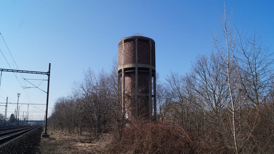 Le réservoir ferroviaire de Běchovice a été construit avant la Seconde Guerre mondiale pour alimenter en eau la gare voisine. | Photo: Miloš Turek,  Radio Prague Int.