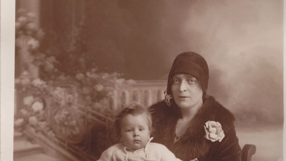 Suzanne Renaud avec le fils Daniel à Grenoble | Photo: Lucie Tučková/Archives de la famille Reynek