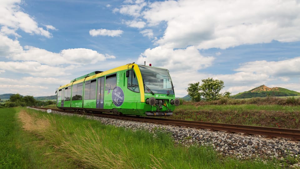 La ligne des pruniers,  qui serpente entre les collines et les sommets du Český středohoří,  s'étend sur plus de cinquante kilomètres | Photo: Archives d’AŽD