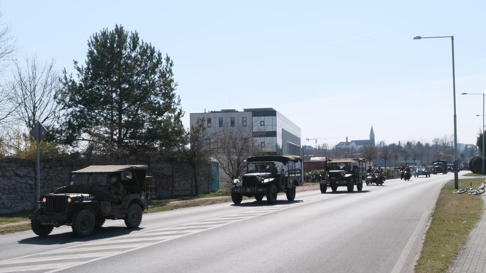 Convoi de véhicules militaires historiques à l'occasion du 80e anniversaire de la libération et commémoration des raids aériens sur Prague en 1945 | Photo: Bohumil Šimčík, Radio Prague Int. Convoi de véhicules militaires historiques à l'occasion du 80e anniversaire de la libération et commémoration des raids aériens sur Prague en 1945 | Photo: Bohumil Šimčík, Radio Prague Int.