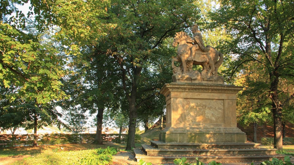 Cette statue équestre du prince Venceslas, réalisée entre 1678 et 1680, se trouve dans les jardins Štulc dans le quartier de Vyšehrad | Photo: Barbora Němcová, Radio Prague Int. Cette statue équestre du prince Venceslas, réalisée entre 1678 et 1680, se trouve dans les jardins Štulc dans le quartier de Vyšehrad | Photo: Barbora Němcová, Radio Prague Int.