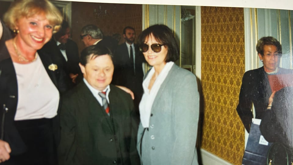 Avec la chanteuse Marta Kubišová à Paris | Photo: Archives de Kamila Leclerc Avec la chanteuse Marta Kubišová à Paris | Photo: Archives de Kamila Leclerc