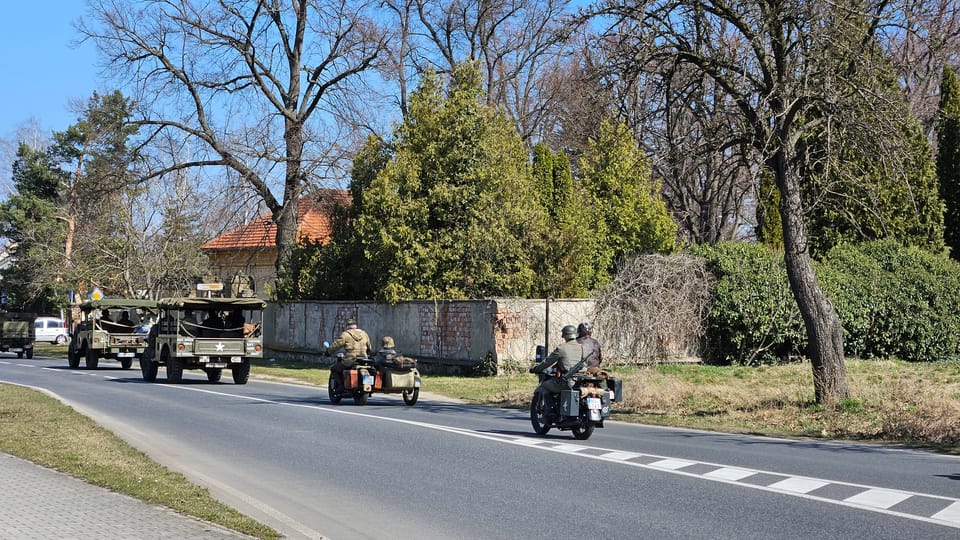 Convoi de véhicules militaires historiques à l'occasion du 80e anniversaire de la libération et commémoration des raids aériens sur Prague en 1945 | Photo: Štěpánka Budková, Radio Prague Int. Convoi de véhicules militaires historiques à l'occasion du 80e anniversaire de la libération et commémoration des raids aériens sur Prague en 1945 | Photo: Štěpánka Budková, Radio Prague Int.