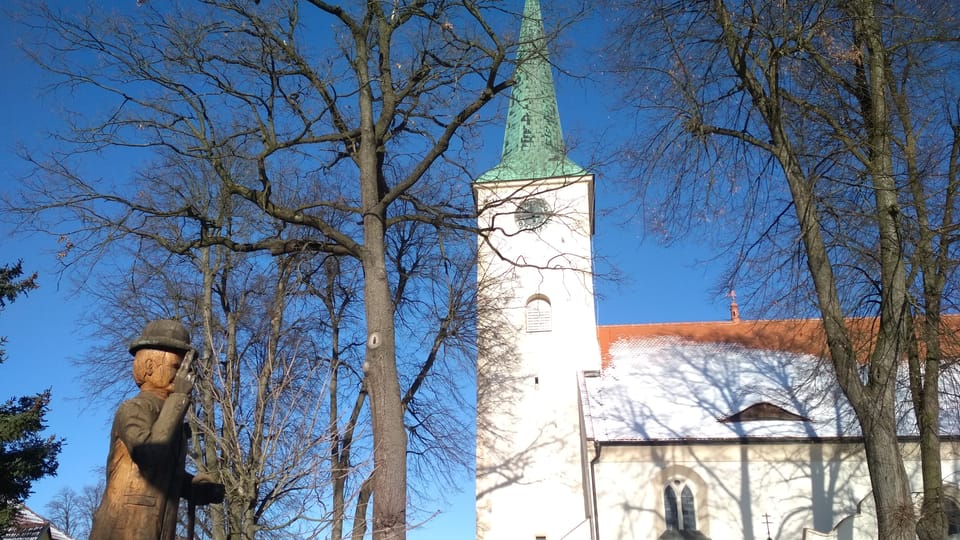 Pan Tau et l'église Sainte-Catherine-de-Sienne | Photo: Anaïs Raimbault, Radio Prague Int. Pan Tau et l'église Sainte-Catherine-de-Sienne | Photo: Anaïs Raimbault, Radio Prague Int.