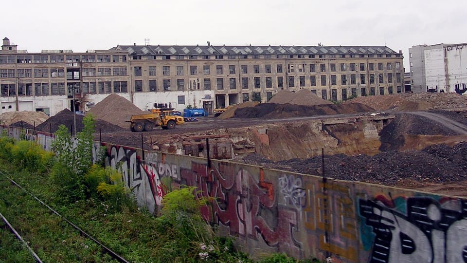 Démolition des anciennes usines ČKD à Prague-Vysočany | Photo: ŠJů,  Wikimedia Commons,  CC BY-SA 3.0