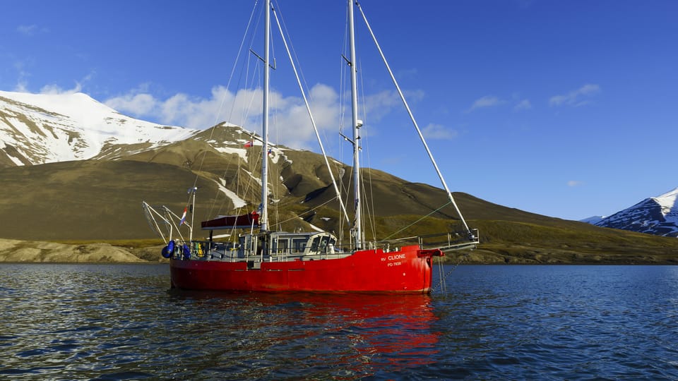 Le Clione, navire de recherches naviguant autour de Svalbard, photo: Centre for polar ecology Le Clione, navire de recherches naviguant autour de Svalbard, photo: Centre for polar ecology