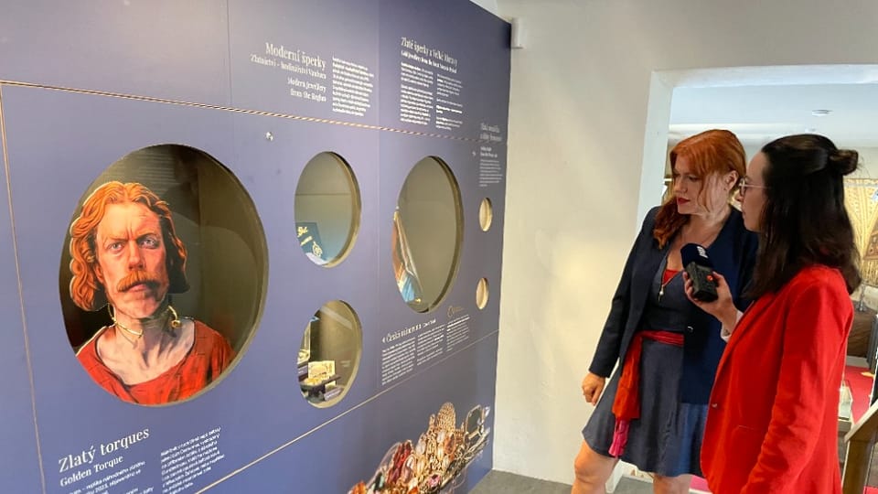 La directrice du musée régional de Jílové u Prahy, Šárka Juřinová, à l'exposition permanente Zlato | Photo: Michael Antony La directrice du musée régional de Jílové u Prahy, Šárka Juřinová, à l'exposition permanente Zlato | Photo: Michael Antony