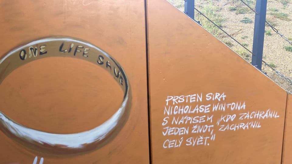 ’Les portraits de Nicholas Winton ont été conçus par l’artiste Toy-Box sur les murs du premier tunnel sous la voie ferrée | Photo: Alexis Rosenzweig, Radio Prague Int. ’Les portraits de Nicholas Winton ont été conçus par l’artiste Toy-Box sur les murs du premier tunnel sous la voie ferrée | Photo: Alexis Rosenzweig, Radio Prague Int.