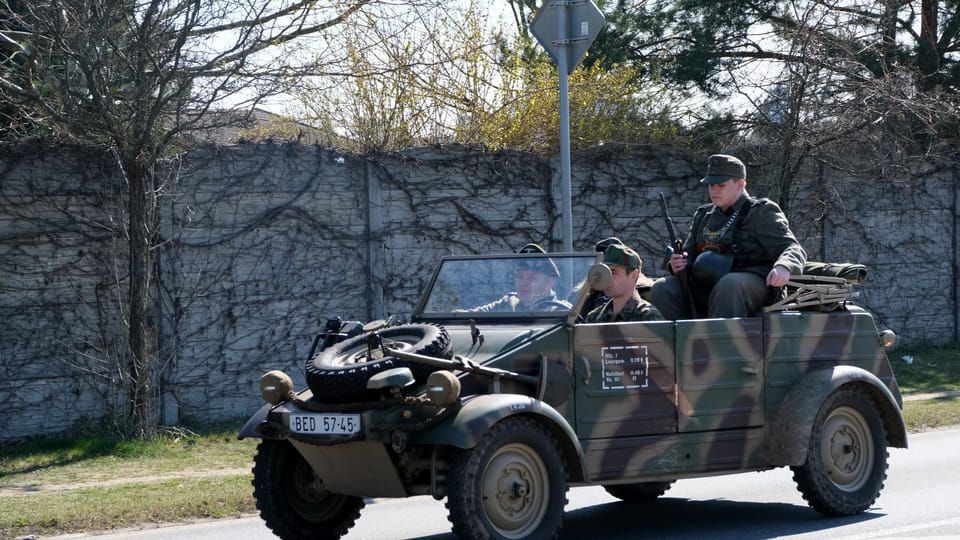 Convoi de véhicules militaires historiques à l'occasion du 80e anniversaire de la libération et commémoration des raids aériens sur Prague en 1945 | Photo: Bohumil Šimčík, Radio Prague Int. Convoi de véhicules militaires historiques à l'occasion du 80e anniversaire de la libération et commémoration des raids aériens sur Prague en 1945 | Photo: Bohumil Šimčík, Radio Prague Int.