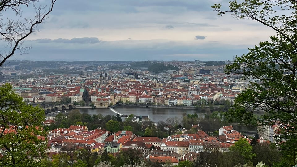 La vue depuis de la colline de Petřín | Photo: Inès Cuvillier, Radio Prague Int. La vue depuis de la colline de Petřín | Photo: Inès Cuvillier, Radio Prague Int.