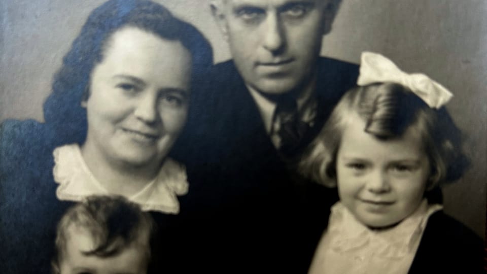 Ivana et Dana avec leurs parents | Photo: Archives d’Ivana Jírovec