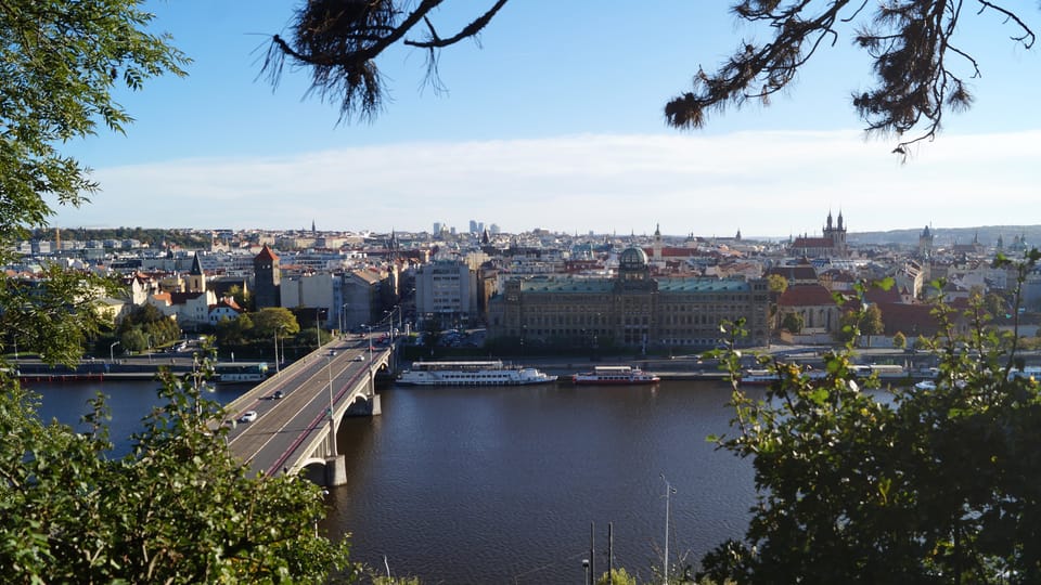Depuis les escaliers du château de Letná, on a une vue sur la Vltava traversée par le pont Svatopluk Čech | Photo: Miloš Turek, Radio Prague Int. Depuis les escaliers du château de Letná, on a une vue sur la Vltava traversée par le pont Svatopluk Čech | Photo: Miloš Turek, Radio Prague Int.