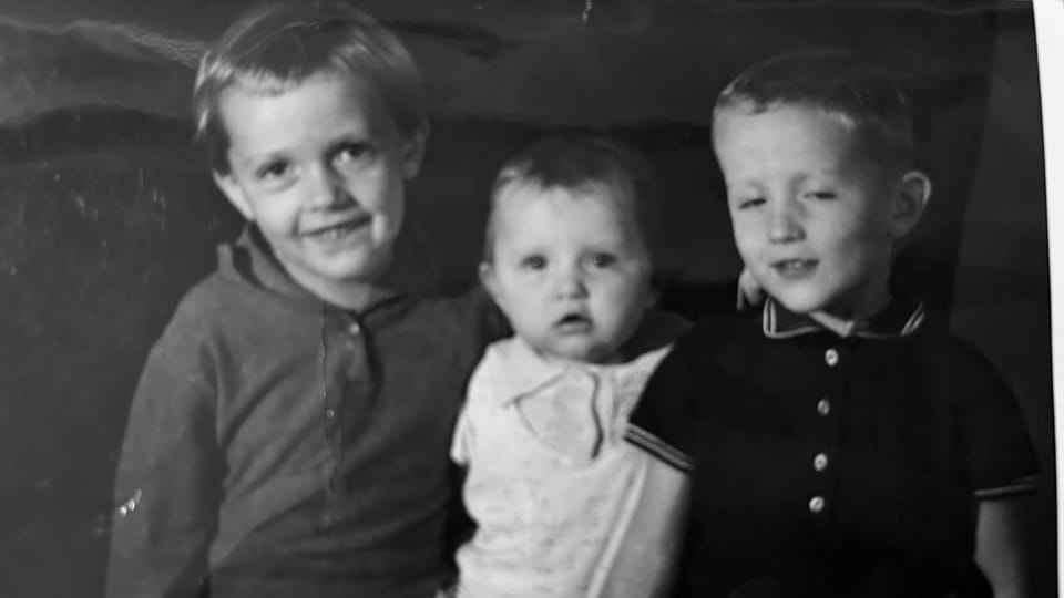 Noemi Prečanová (à gauche) avec sa sœur et son frère | Photo: Archives de Noemi Prečanová Noemi Prečanová (à gauche) avec sa sœur et son frère | Photo: Archives de Noemi Prečanová