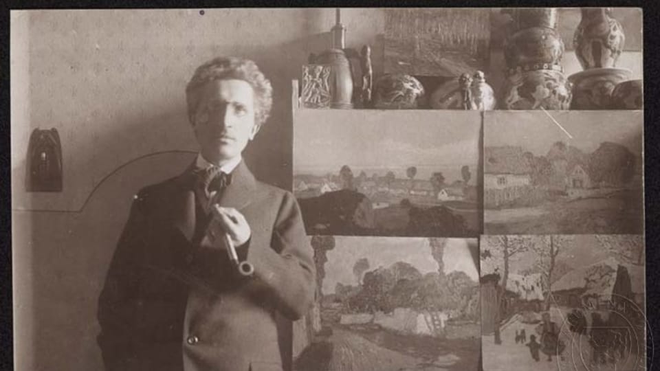 Josef Váchal avec ses tableaux en 1915 | Photo: e-Sbírky,  Musée national,  CC BY-NC-ND 4.0 DEED