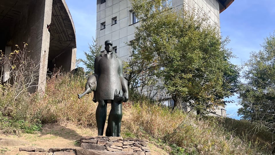 La statue de 1965 représentant un garde-frontière accompagné d'un chien | Photo: Alexis Rosenzweig, Radio Prague Int. La statue de 1965 représentant un garde-frontière accompagné d'un chien | Photo: Alexis Rosenzweig, Radio Prague Int.