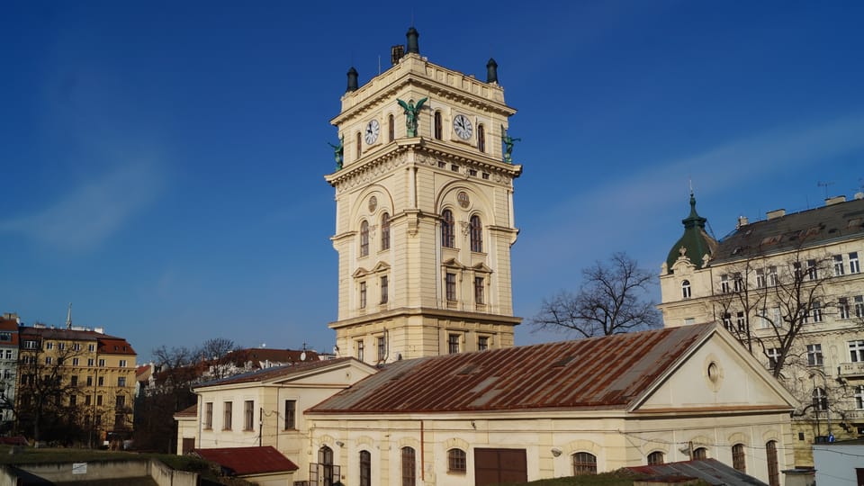 Le château d'eau de Vinohrady n'a pas d’équivalent à Prague,  avec sa riche décoration de stucs,  de colonnes et de statues. Au moment de son achèvement,  le quartier de Královské Vinohrady était la banlieue dont la croissance était la plus rapide. | Photo: Miloš Turek,  Radio Prague Int.