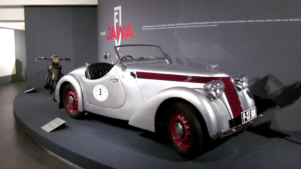 Voiture Jawa 600 Minor, 1939, à l'arrière-plan moto Wanderer K 500, 1928, photo: Anaïs Raimbault Voiture Jawa 600 Minor, 1939, à l'arrière-plan moto Wanderer K 500, 1928, photo: Anaïs Raimbault
