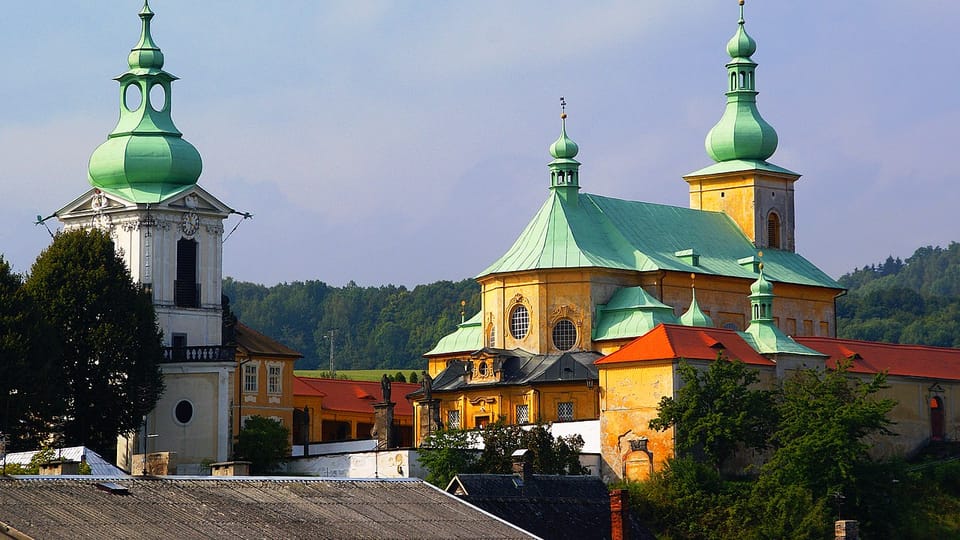 Le site de pèlerinage et l’église de la Visitation-de-la-Vierge avec son presbytère et son clocher à Horní Police,  photo: Stanislav Dusík,  CC BY-SA 4.0