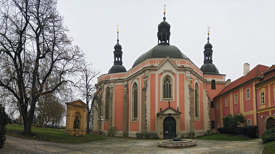 L'église Notre-Dame de l'Assomption et Saint-Charlemagne à Karlov, photo: milada13, CC BY-SA 3.0 L'église Notre-Dame de l'Assomption et Saint-Charlemagne à Karlov, photo: milada13, CC BY-SA 3.0