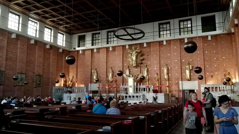 L'église du Sacré-Cœur-de-Jésus à la place Jiřího z Poděbrad | Photo: Štěpánka Budková, Radio Prague Int. L'église du Sacré-Cœur-de-Jésus à la place Jiřího z Poděbrad | Photo: Štěpánka Budková, Radio Prague Int.