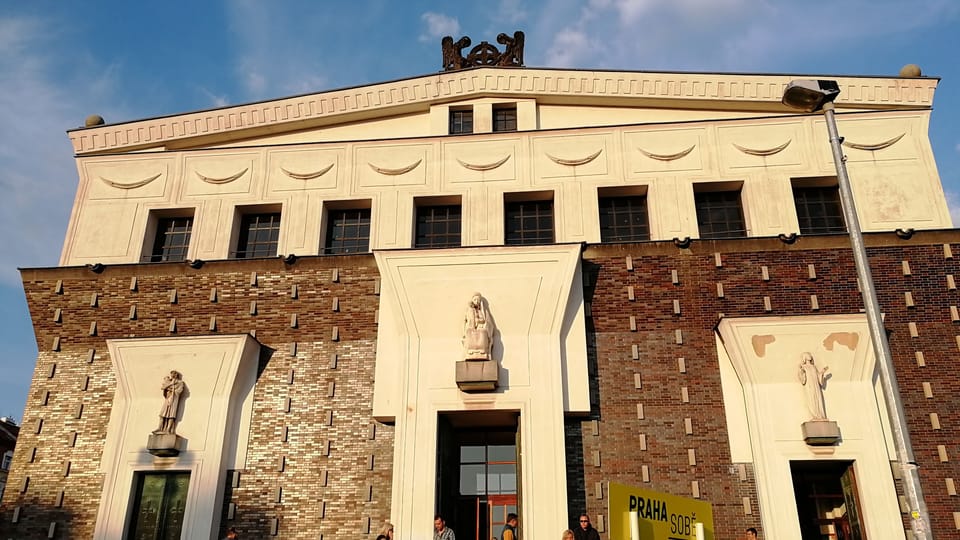 L'église du Sacré-Cœur-de-Jésus à la place Jiřího z Poděbrad | Photo: Štěpánka Budková, Radio Prague Int. L'église du Sacré-Cœur-de-Jésus à la place Jiřího z Poděbrad | Photo: Štěpánka Budková, Radio Prague Int.