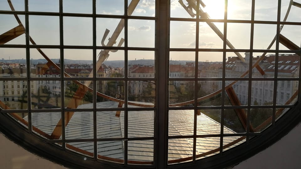 L'horloge de tour de l'église du Sacré-Cœur-de-Jésus à la place Jiřího z Poděbrad | Photo: Štěpánka Budková, Radio Prague Int. L'horloge de tour de l'église du Sacré-Cœur-de-Jésus à la place Jiřího z Poděbrad | Photo: Štěpánka Budková, Radio Prague Int.