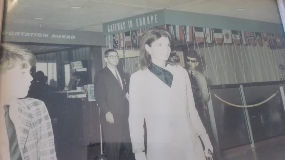 Alan Levy derrière Jackie Kennedy Photo: Archives Alan Levy