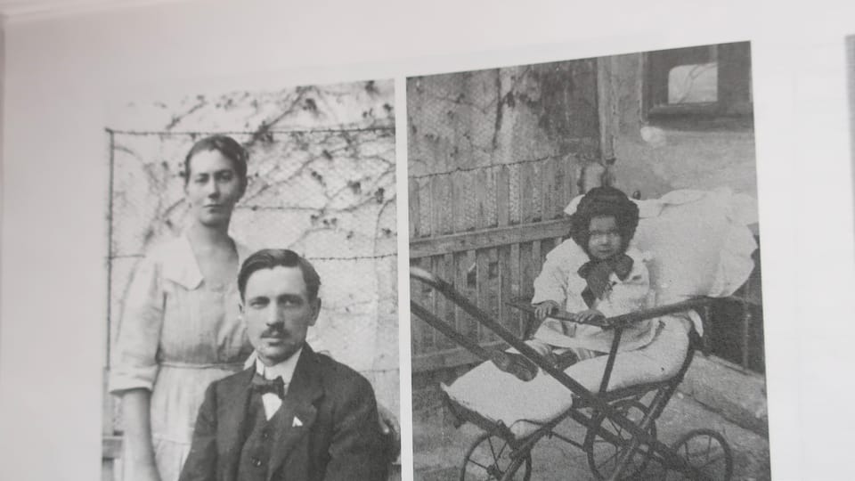 Liduška et ses parents adoptives Josef et Josefa Polák,  photo: repro 'Rudolf Těsnohlídek a vánoční strom republiky' / Moravské zemské muzeum,  Brno