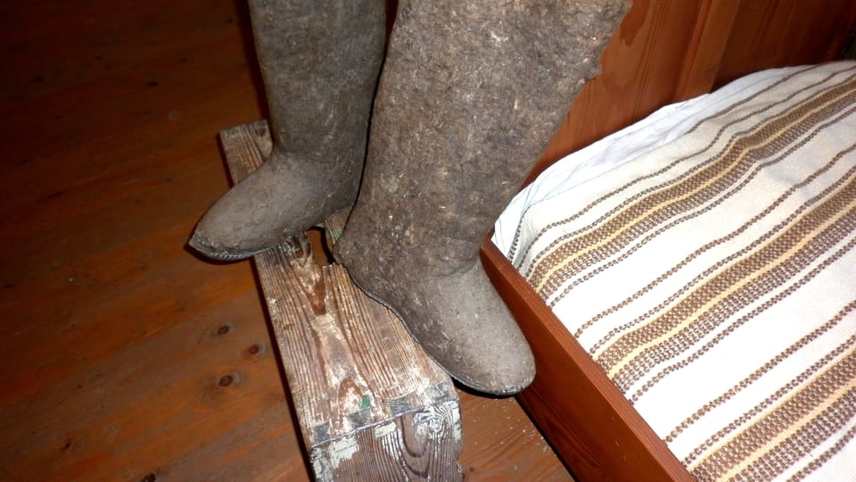 Parmi les objets qui attirent notre attention, une chope à bière énorme et des bottes authentiques que Hašek portait lorsqu’il était à la guerre en Russie. Photo: Zdeňka Kuchyňová Parmi les objets qui attirent notre attention, une chope à bière énorme et des bottes authentiques que Hašek portait lorsqu’il était à la guerre en Russie. Photo: Zdeňka Kuchyňová