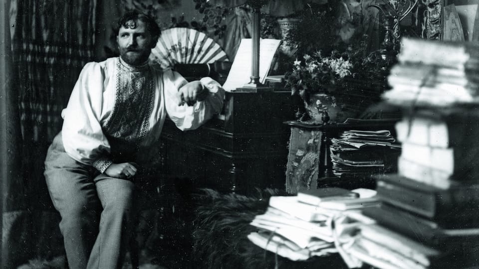 Autoportrait d’Alfons Mucha dans son atelier de la rue de la Grande-Chaumière, Paris, 1892, photo: © Mucha Trust 2019 Autoportrait d’Alfons Mucha dans son atelier de la rue de la Grande-Chaumière, Paris, 1892, photo: © Mucha Trust 2019