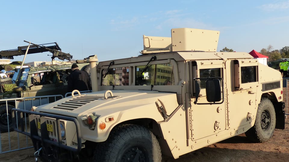 Le défilé militaire à Prague sur la colline de Letná, photo: Klára Stejskalová Le défilé militaire à Prague sur la colline de Letná, photo: Klára Stejskalová