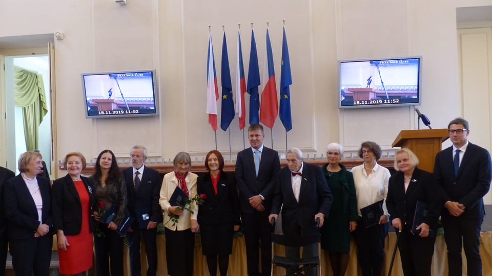 Douze personnalités ont reçu, lundi, à Prague, une médaille pour leurs mérites au service de la diplomatie, photo: Klára Stejskalová Douze personnalités ont reçu, lundi, à Prague, une médaille pour leurs mérites au service de la diplomatie, photo: Klára Stejskalová