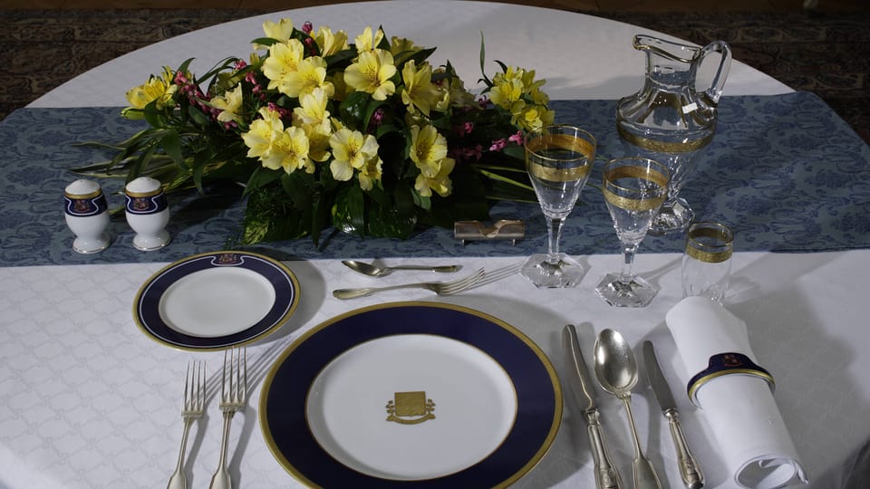 Sélection du service de table du président Václav Havel, après l’année 1998, photo: © Collection du Château de Prague, Château de Lány, Jan Gloc Sélection du service de table du président Václav Havel, après l’année 1998, photo: © Collection du Château de Prague, Château de Lány, Jan Gloc