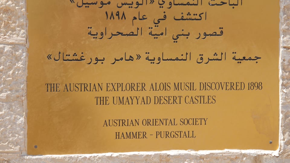 La plaque avec l'inscription de découvreur de Qusair Amra,  Alois Musil,  photo: Břetislav Tureček