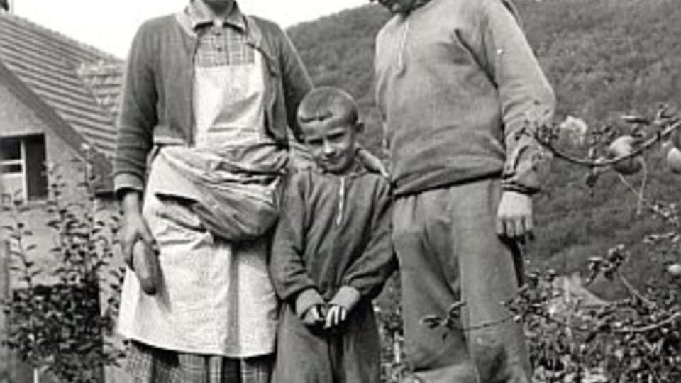 Frantiska, Miroslav et leur fils dans le jardin Frantiska, Miroslav et leur fils dans le jardin