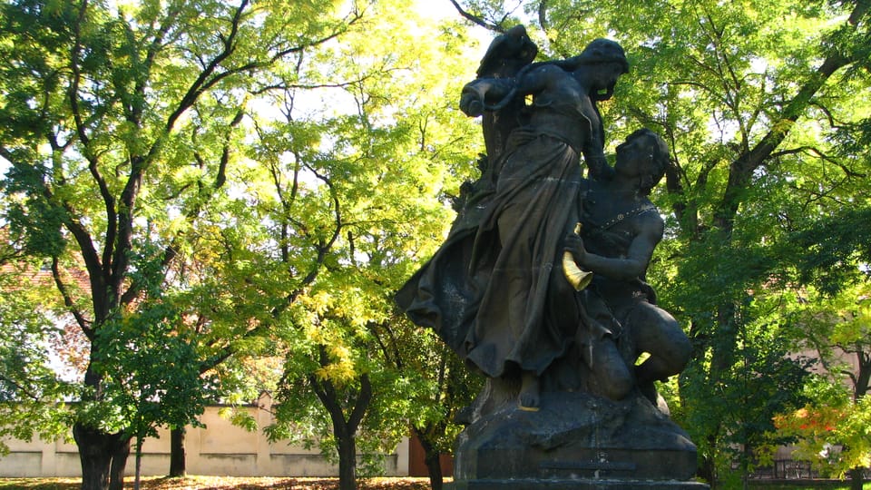 Les statues de Ctirad et Šárka, photo: Štěpánka Budková Les statues de Ctirad et Šárka, photo: Štěpánka Budková