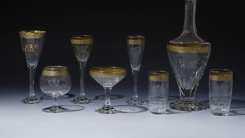 Verre de la marque Moser avec un petit symbole d’Etat gravé, photo: © Collection du Château de Prague, Jan Gloc Verre de la marque Moser avec un petit symbole d’Etat gravé, photo: © Collection du Château de Prague, Jan Gloc